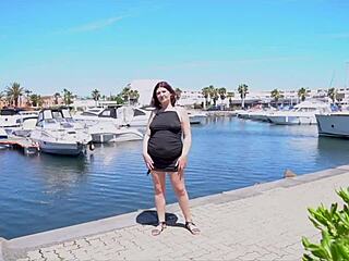 Leila milf coquine prend deux queues en trio amateur