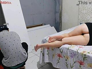 Amateur housewife seduces repairman pays with wet pussy creampie service!