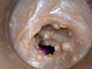 Ekstremni POV closeup creampie vbrizg v oljeno razširjeno pičko