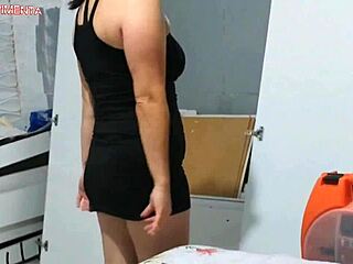 Amateur housewife seduces repairman pays with wet pussy creampie service!