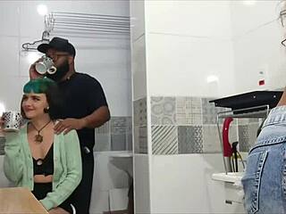 dei pro meu vizinho negao enquanto a esposa lava roupa