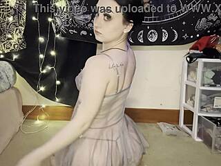 yeah i spread n shake my fat juicy goth teen ass just for you babe 😘🍑🔥