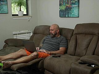 BIG ASS GHOSTFACE RIDES HUGE COCK!