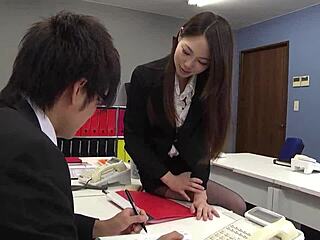 Petite Jap secretary blows trainee boy 💦👅