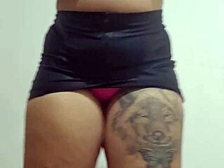 Exhibitionist flashes swollen pussy after heavy cock pounding closeup
