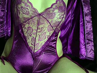 Cewek indo mulus banget pakai lingerie satin sambil nuggangin kontol bokep indo tobrut
