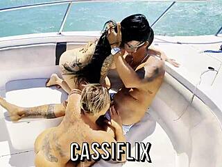 eu amo foder no barco sentada no pauzudo ate gozar 🍆🌊💦