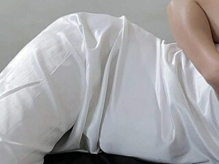 Lagi main di taman cewek hijab indo horny dan terpaksa ke hotel