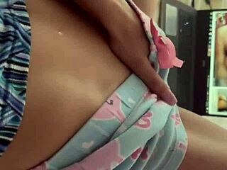 rossmexicana se masturba viendo su rico porno with toys