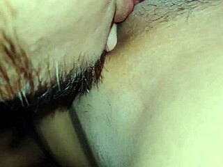 Chupando queso peludo con la lengua bien hondo