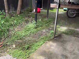 Dios mio publico estudiante se deja follar de su profesor cuando la pilla entrando la ropa por el patio trasero de su casa