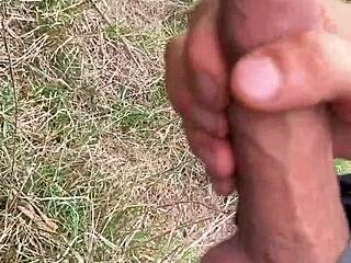 dick flash me masturbo al aire libre mientras hay unas señoras viéndome desde lejos