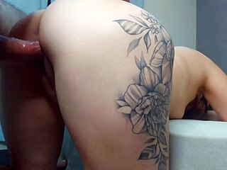 Esposa traidor fode o amigo de seu marido enquanto ele sai