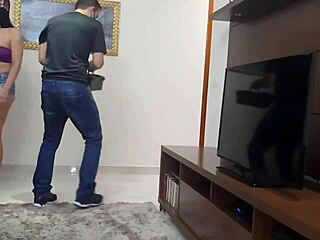 casada gostosa provoca tecnico de tv com shortinho