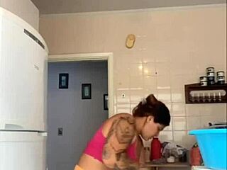 marido me pegou no flagra lavando a sacada de biquini