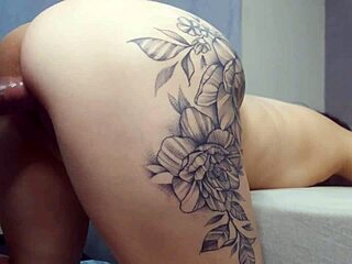 Esposa traidor fode o amigo de seu marido enquanto ele sai