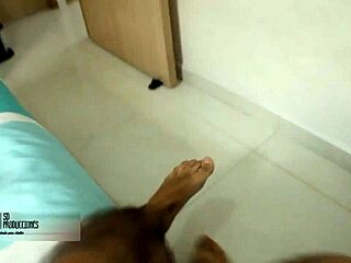 Finjo un dolor y le muestro el culo a mi hermanastro