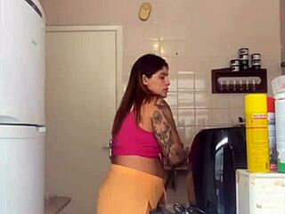 marido me pegou no flagra lavando a sacada de biquini