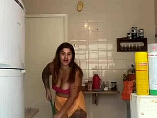 marido me pegou no flagra lavando a sacada de biquini