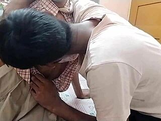 Heiße Desi-Schulmädchen fickt mit Freund