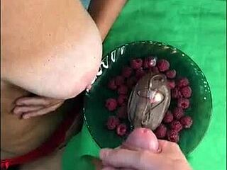 food fetish cumshot eating milf