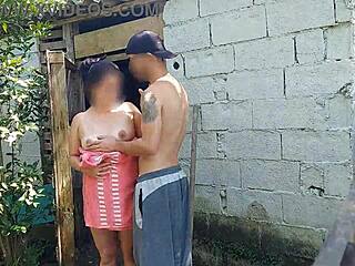 chuveiro nao funciona mulher casada pede ajuda ao zelador