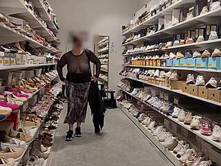 Une Milf Avec De Gros Seins Naturels En Transparent Sans Soutif Ni Culotte Dans Un Magasin