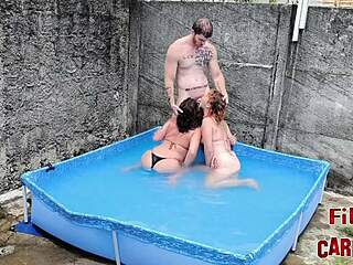 sexo na piscina com 2 branquinhas gostosas