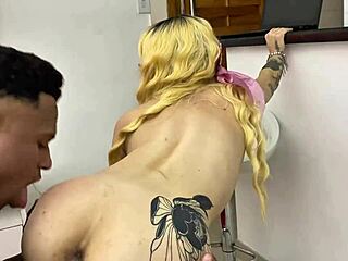 o negao foi arrumar meu interfone e me fodeu no pelo
