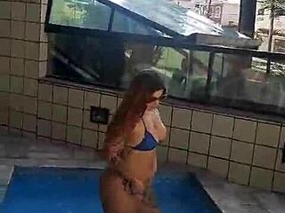 Ruiva casada se exibindo na piscina do condominio