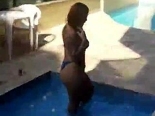 Ruiva casada se exibindo na piscina do condominio