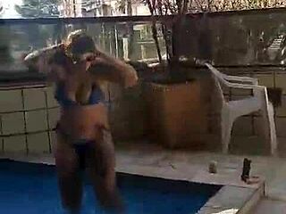 Ruiva casada se exibindo na piscina do condominio