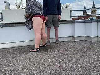 Min smutsiga hobby att kissa med svärmor utomhus