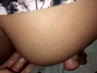 Latina de trasero enorme espera su cuñado pervertido sin bragas en cuatro patas para que le frote el coño