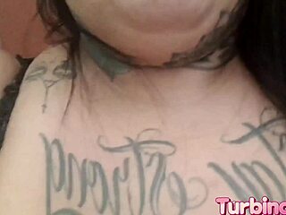 safada mostrou o plug anal no banheiro